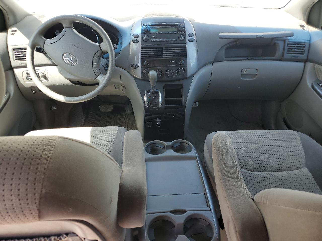 Toyota Sienna Le Image 10