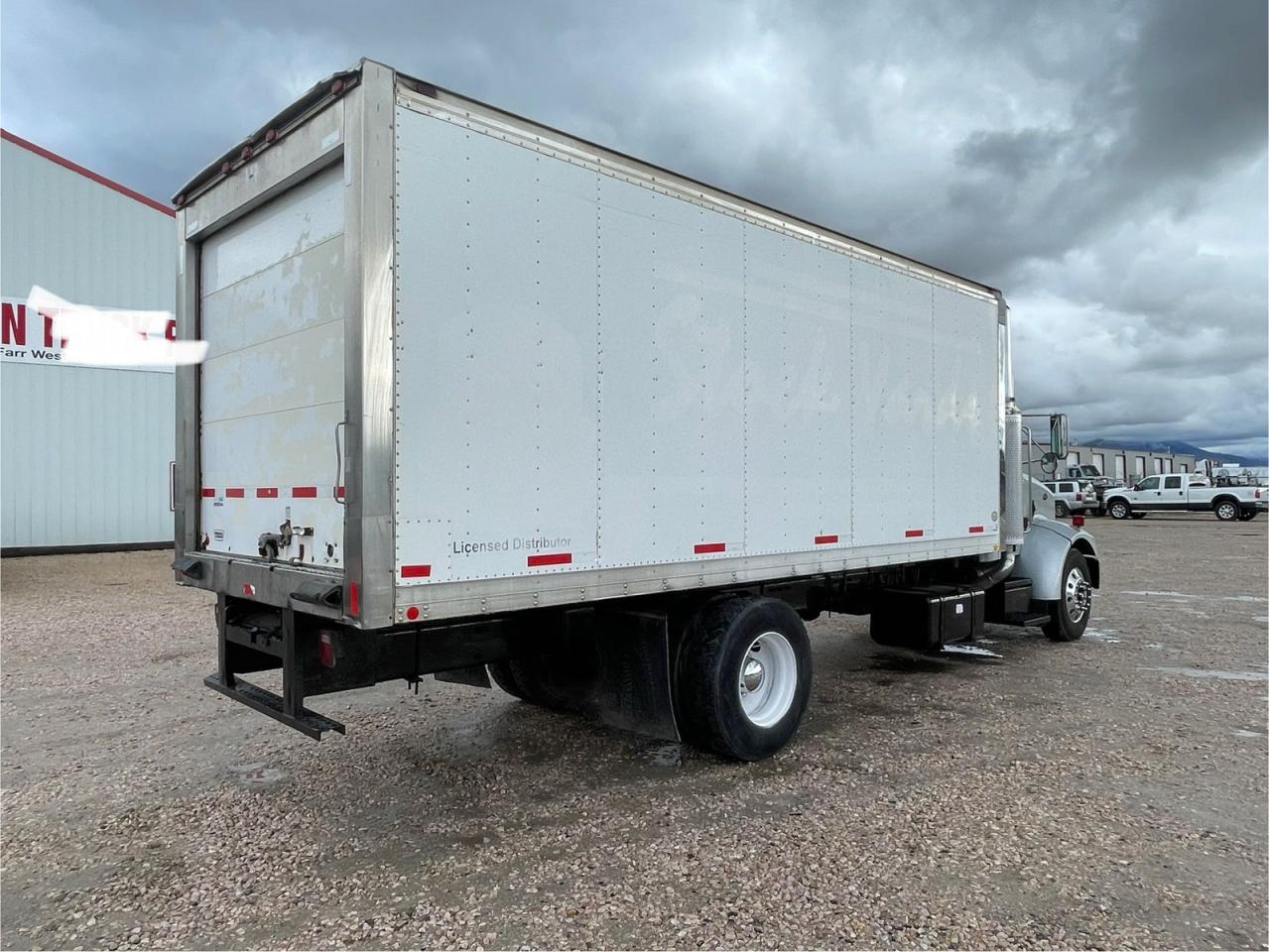 Peterbilt 330 Image 9