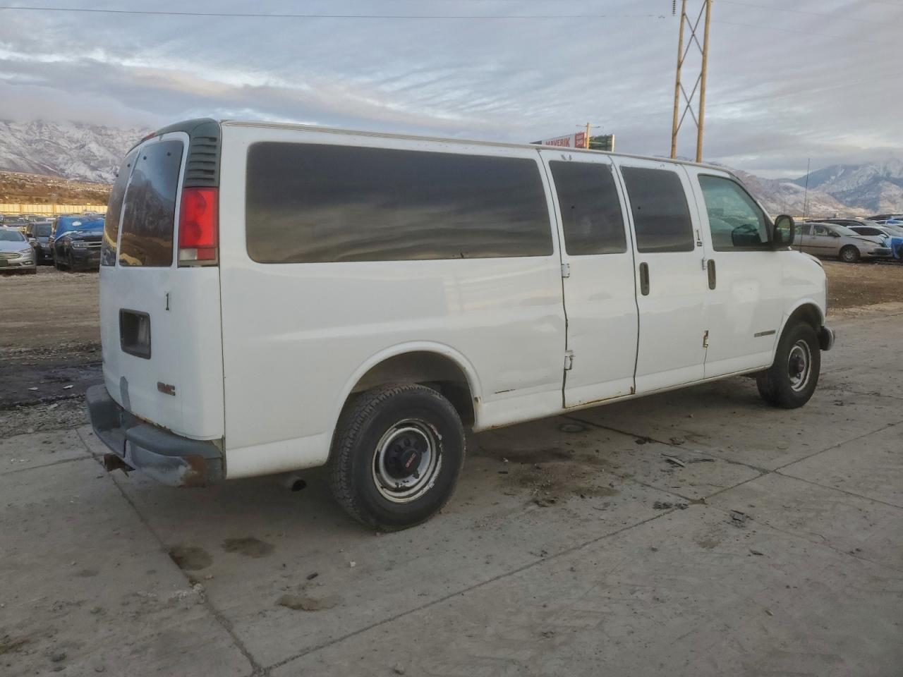 GMC Savana G3500 Image 2