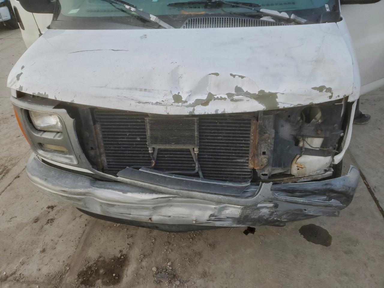 GMC Savana G3500 Image 9