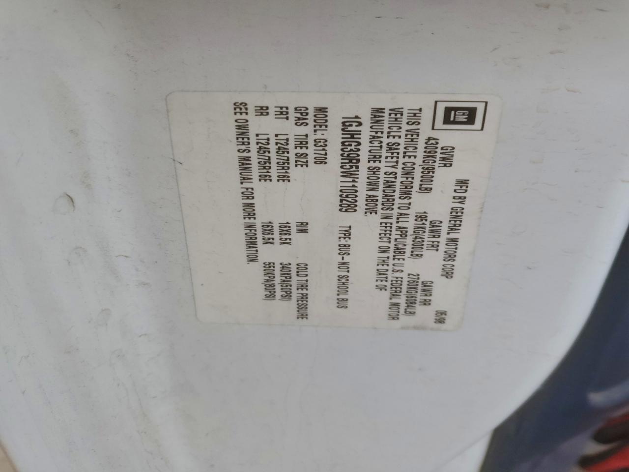 GMC Savana G3500 Image 10