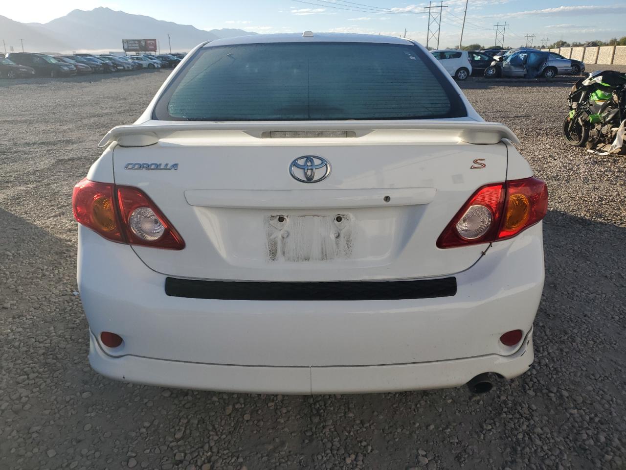 Toyota Corolla Base Image 9