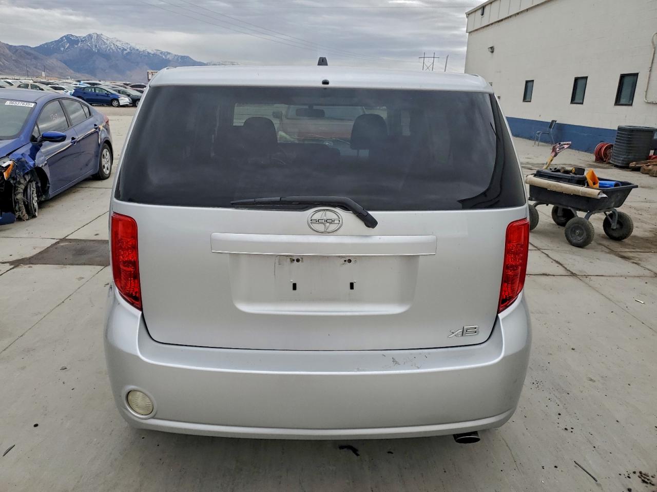 Toyota Scion Xb Image 2