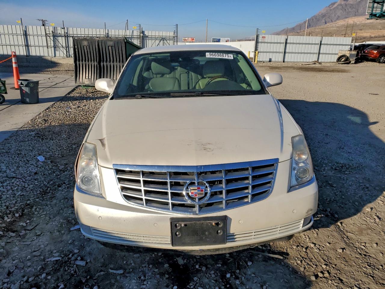 Cadillac DTS Image 4