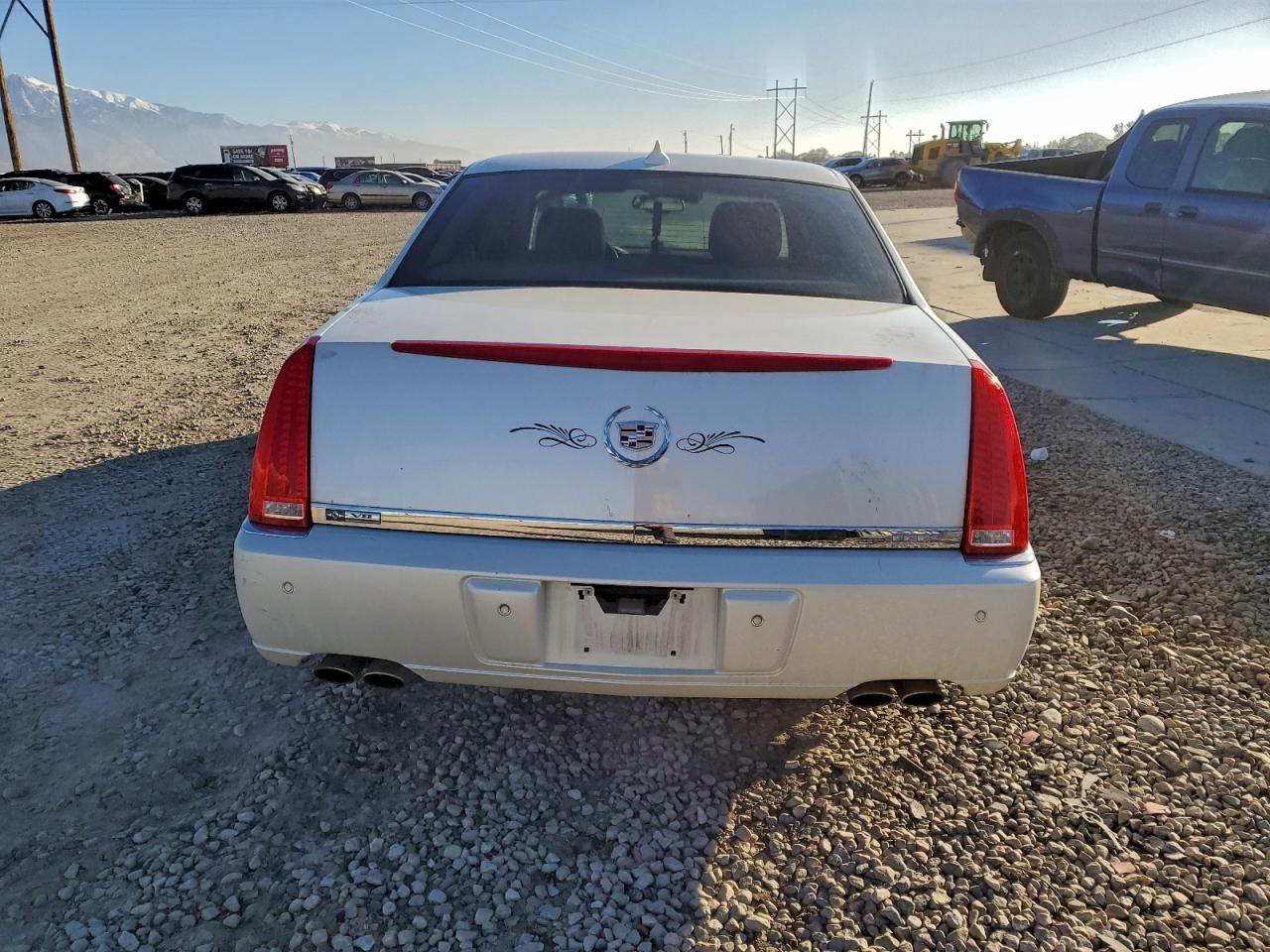 Cadillac DTS Image 10