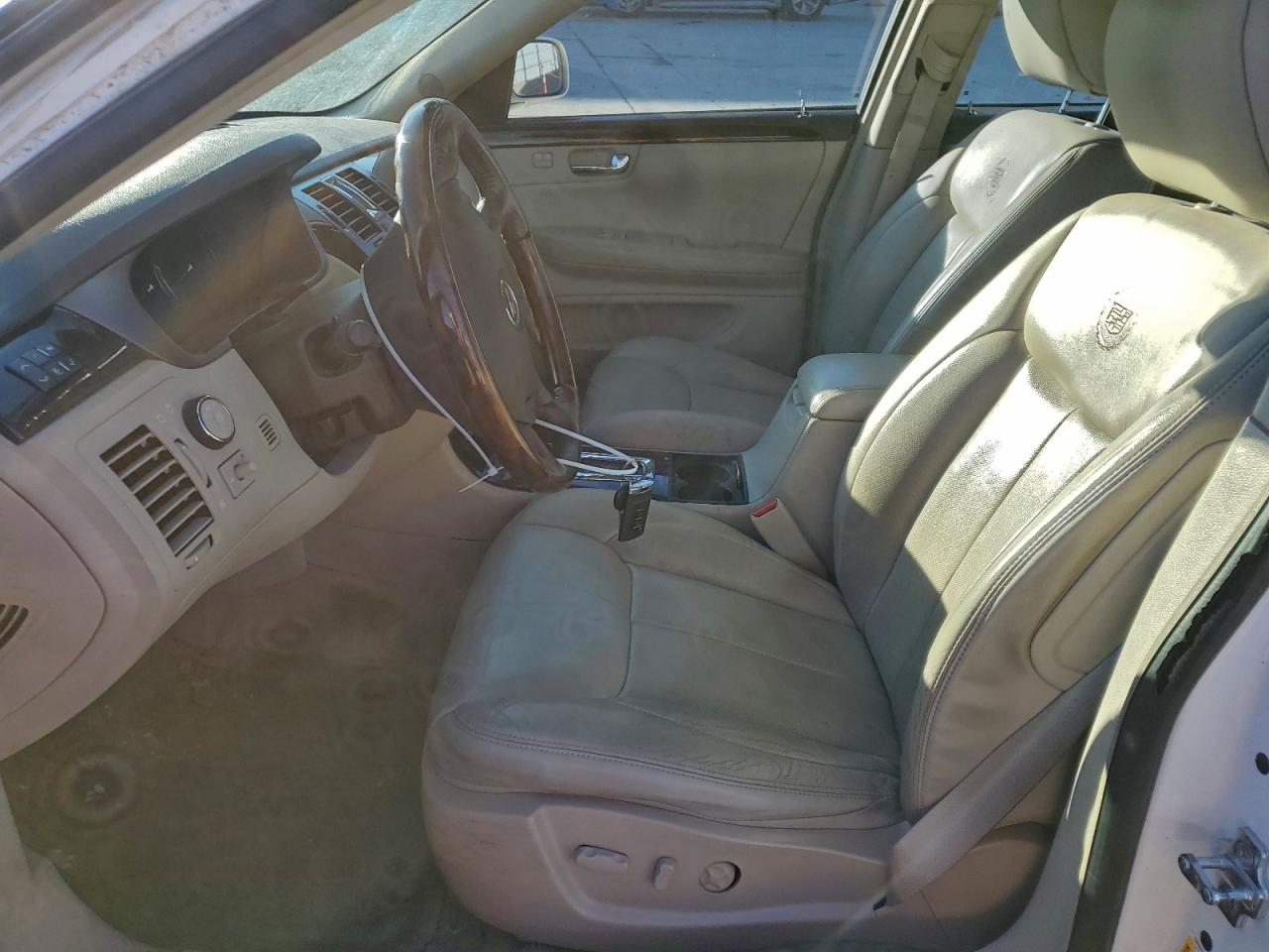 Cadillac DTS Image 6