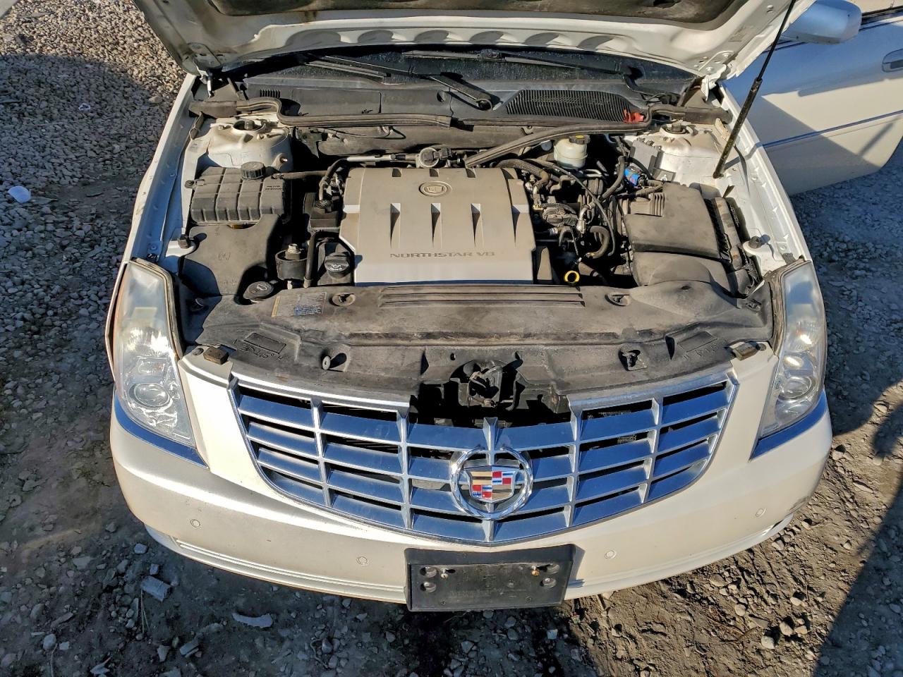 Cadillac DTS Image 12
