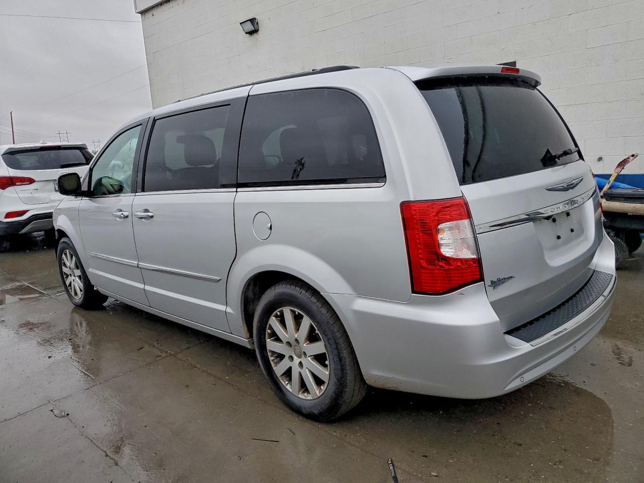 Chrysler Minivan Touring L Image 2