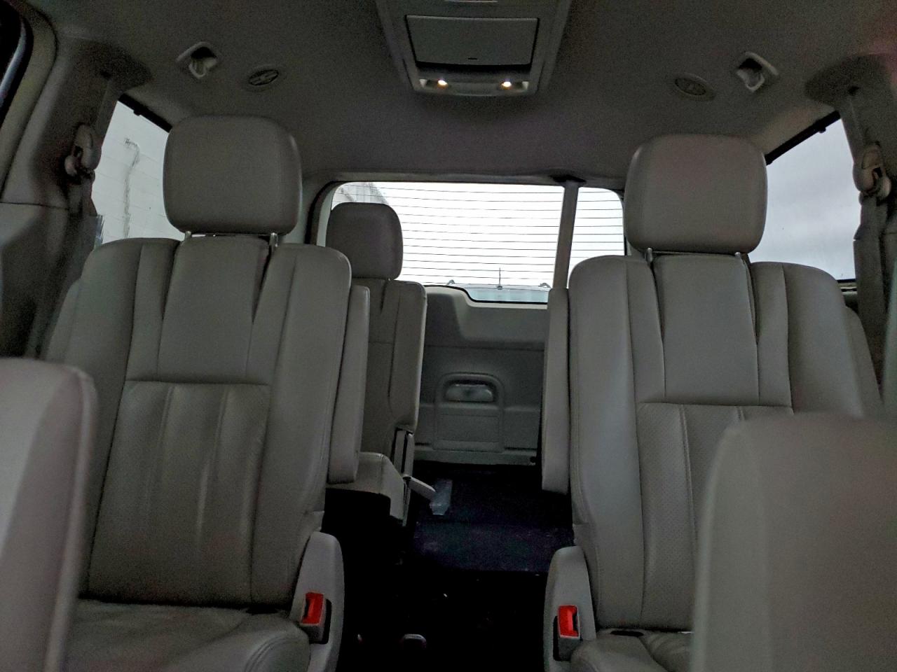 Chrysler Minivan Touring L Image 13